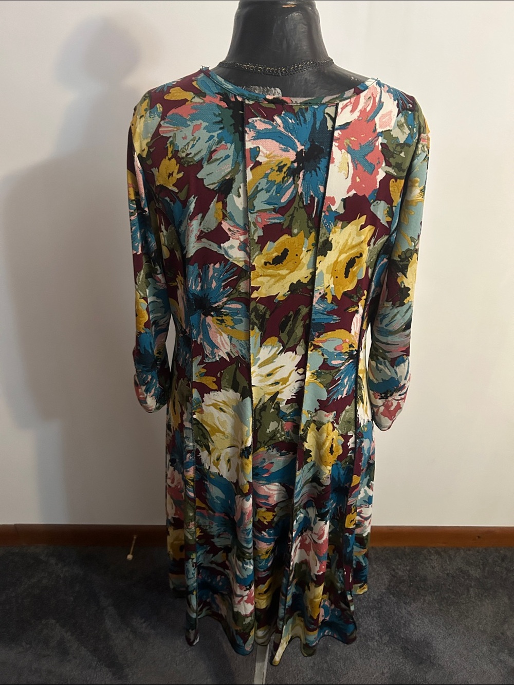 Sami & Jo Floral V-Neck Midi Dress with Crisscross Detail - Multicolor - Picture 4 of 7